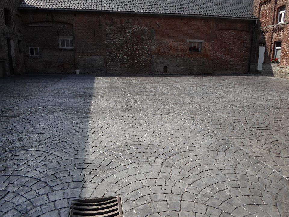 Cour de ferme à Tournai betonnée et imprimée en queue de paon