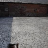 Cour de ferme à Tournai betonnée et imprimée en queue de paon