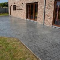 Terrasse en béton imprimé motif pavés