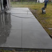 Béton lisse avec sciage décoratif